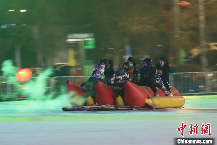 民眾沉醉在冰上香蕉船的快樂(lè)中?！∮诤Ｑ?攝