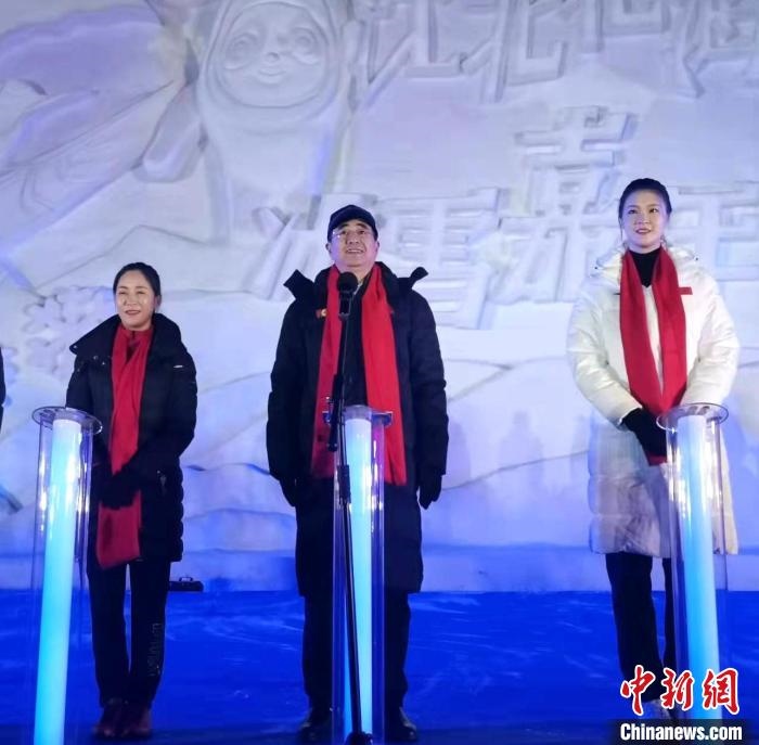 前女排國(guó)家隊(duì)隊(duì)長(zhǎng)奧運(yùn)冠軍惠若琪(右一)，中國(guó)女子田徑競(jìng)走奧運(yùn)冠軍王麗萍(左一)助陣當(dāng)晚活動(dòng)。　趙桂華 攝