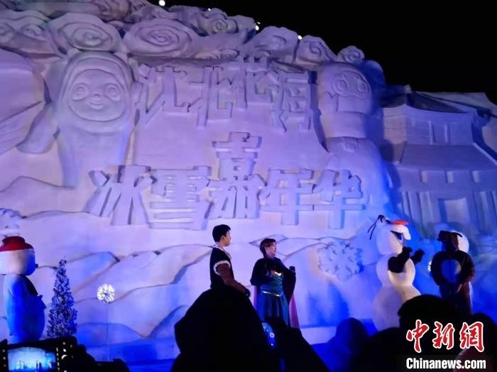 活動(dòng)現(xiàn)場(chǎng)表演的《冰雪奇緣》很受歡迎。　趙桂華 攝