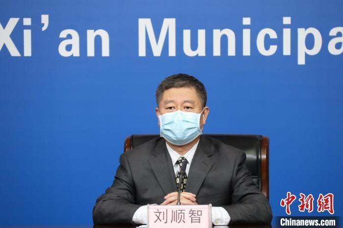 圖為西安市衛(wèi)生健康委主任劉順智6日在新聞發(fā)布會(huì)上?！∥靼彩姓﹫D
