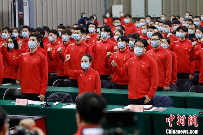 1月5日晚，全力沖刺北京冬奧學(xué)習(xí)座談會(huì)在北京舉行，座談會(huì)后，中國(guó)冰雪國(guó)家集訓(xùn)隊(duì)全體成員起立，齊聲高呼：“中國(guó)冰雪，加油！加油！加油！” <a target='_blank' href='/'>中新社</a>記者 富田 攝
