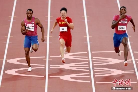 資料圖：北京時間8月1日晚，在東京奧運會男子百米決賽中，中國選手蘇炳添以9.98秒的成績獲得第六名，作為首位闖進奧運男子百米決賽的中國人，他再次創(chuàng)造了歷史。圖為蘇炳添在比賽中。<a target='_blank' href='/'>中新社</a>記者 富田 攝