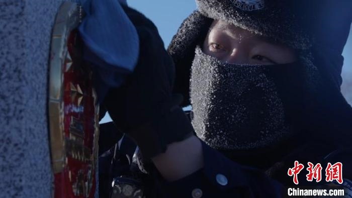 圖為恩和哈達(dá)邊境派出所的9名民警踏雪巡邊?！⒕S明 攝