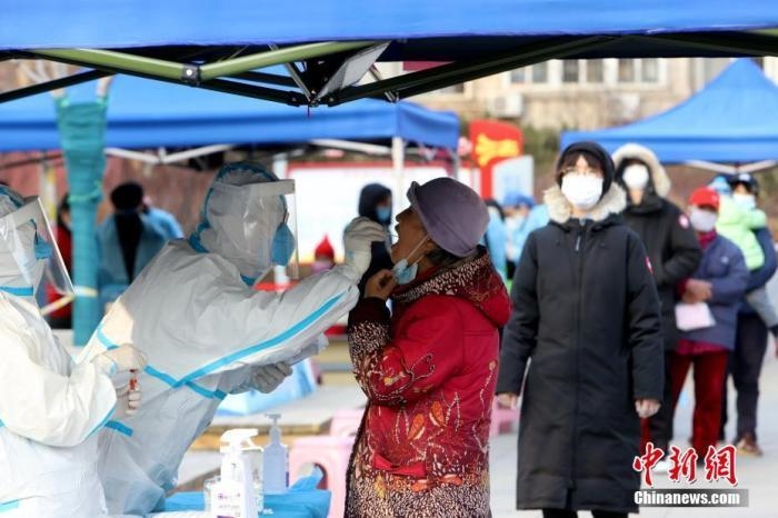 資料圖：1月9日，天津市南開大學西南村，社區(qū)組織市民進行核酸檢測。 <a target='_blank' href='/'>中新社</a>記者 張道正 攝