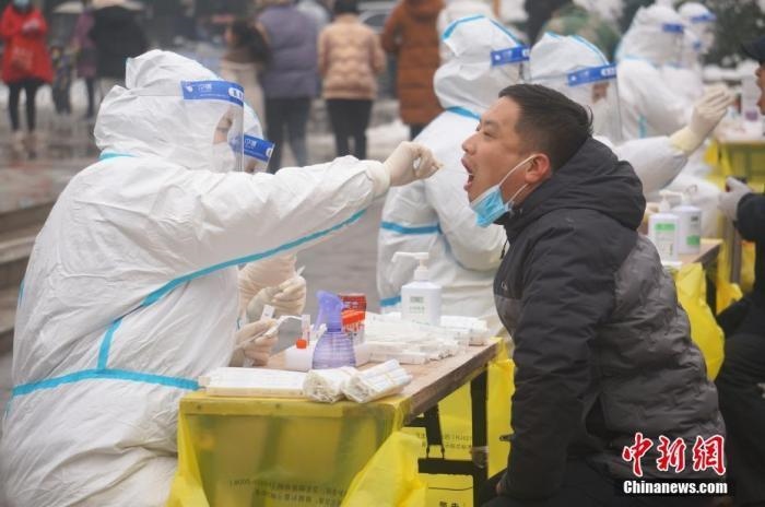 資料圖：圖為鄭州市民接受核酸檢測。 <a target='_blank' href='/'>中新社</a>記者 韓章云 攝