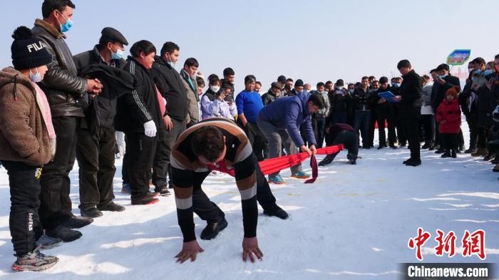 在雪地上舉行的少數民族傳統(tǒng)體育項目押加?！“统h融媒體中心供圖