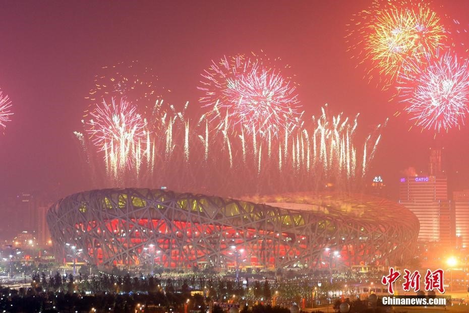 (圖為2008年8月8日晚，第二十九屆奧林匹克運動會在北京開幕。絢麗煙花綻放北京夜空，火樹銀花映“鳥巢”。 <a target='_blank' href='/'>中新社</a>記者 毛建軍 攝)