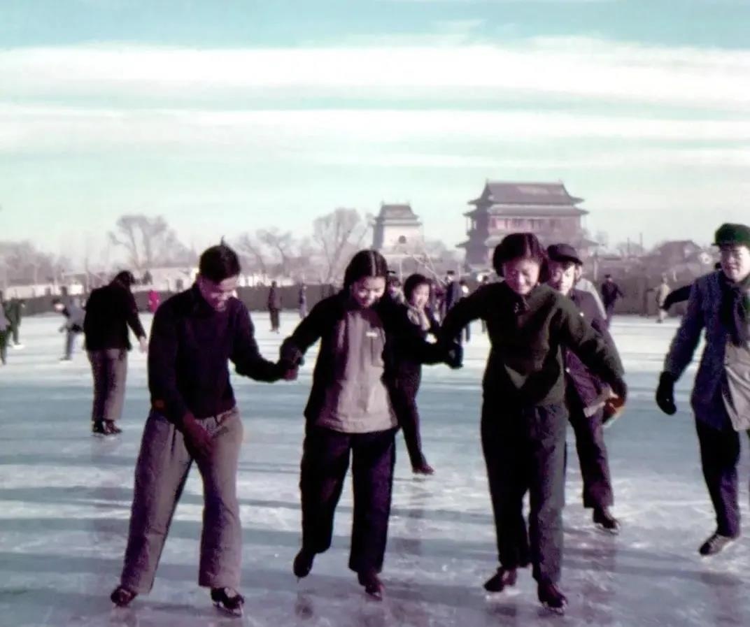 1955年，在什剎海學(xué)習(xí)溜冰的大學(xué)生。(圖源：人民畫報(bào))