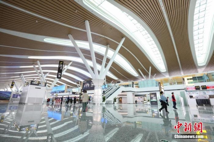 資料圖：貴陽(yáng)龍洞堡國(guó)際機(jī)場(chǎng)T3航站樓出發(fā)大廳。 瞿宏倫 攝