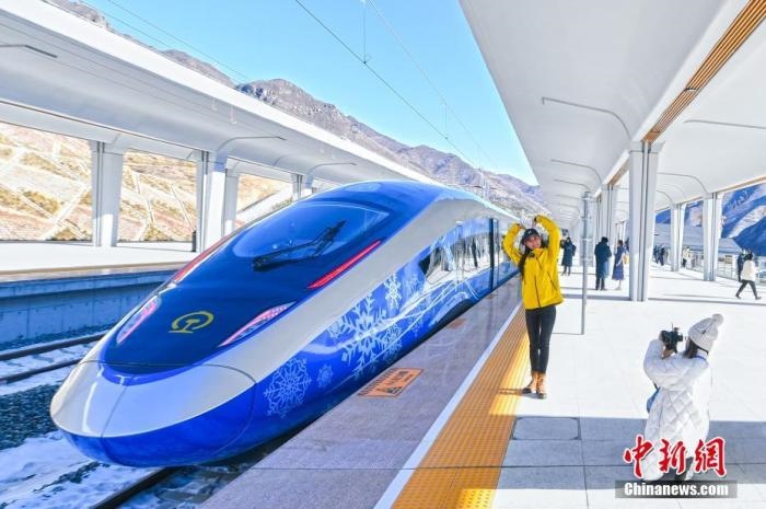 1月12日，河北省張家口市崇禮區(qū)，路側(cè)矗立的北京冬奧會(huì)標(biāo)志。崇禮11日迎來(lái)降雪，雪后的崇禮冬奧氛圍濃。 <a target='_blank' href='/'>中新社</a>記者 賈天勇 攝