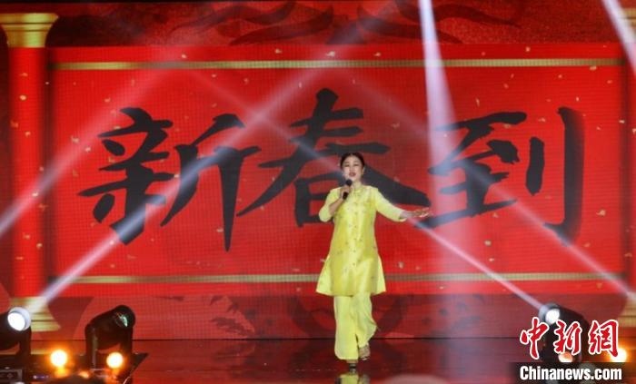 朱明瑛演唱《新春到》。　北京民政部門供圖