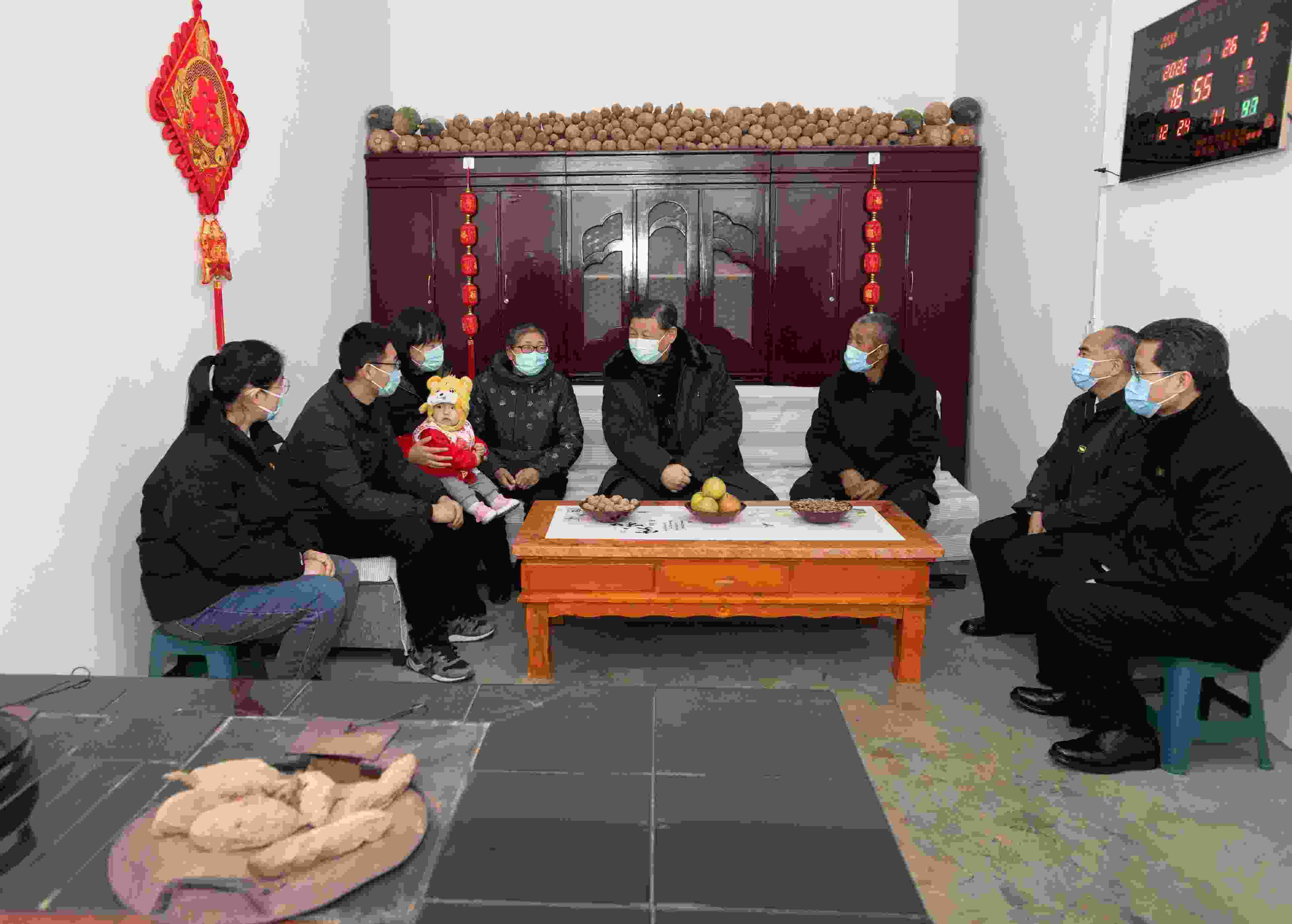 △2022年1月26日，中共中央總書記、國家主席、中央軍委主席習(xí)近平在臨汾市汾西縣僧念鎮(zhèn)段村同村民蔡文明一家親切交流。