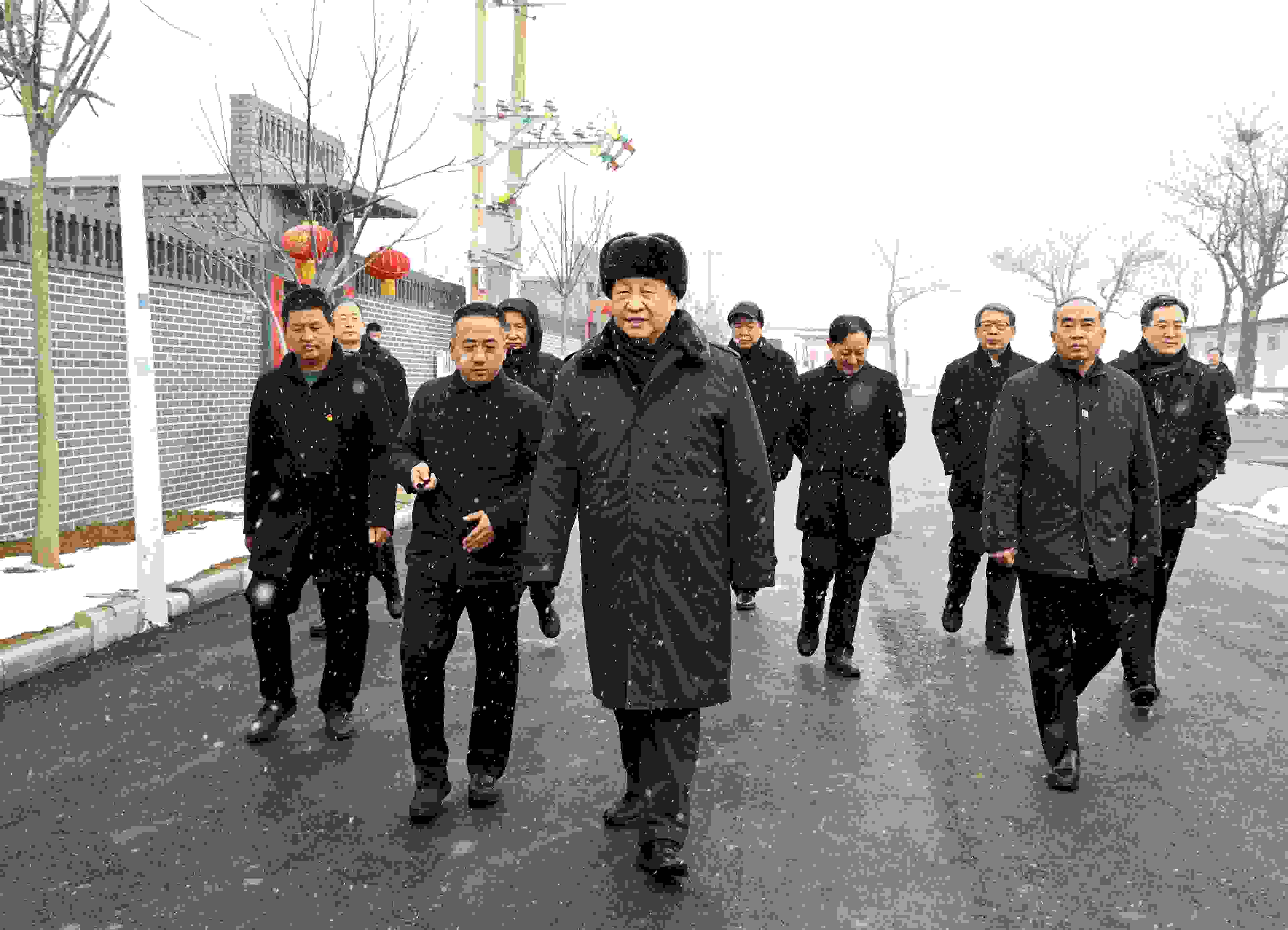 △2022年1月26日，中共中央總書記、國家主席、中央軍委主席習(xí)近平冒雪在臨汾市霍州市師莊鄉(xiāng)馮南垣村考察。