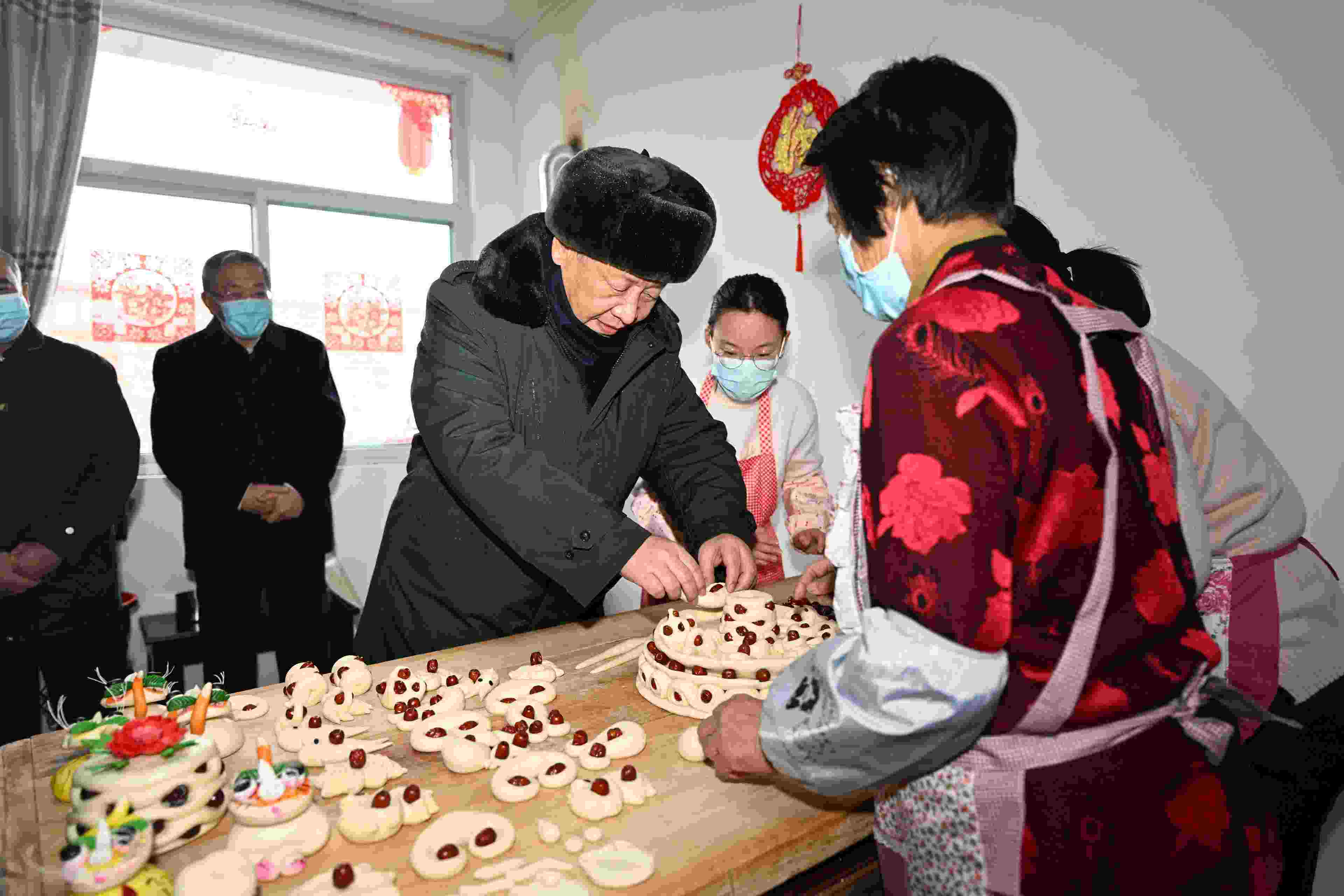 △2022年1月26日，中共中央總書記、國家主席、中央軍委主席習(xí)近平在臨汾市霍州市師莊鄉(xiāng)馮南垣村，同師紅兵一家做年饃。