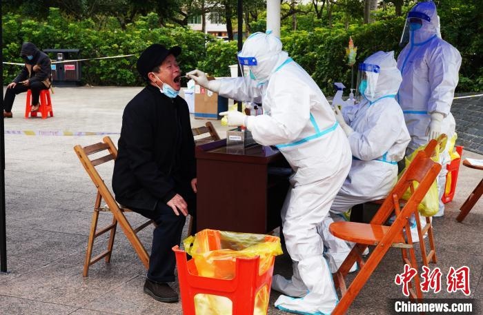 圖為德?？h組織民眾接受核酸檢測。　德?？h融媒體中心供圖