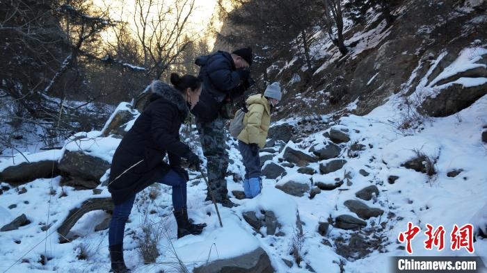 圖為工作人員發(fā)現(xiàn)疑似放歸雪豹的痕跡(資料圖)?！?nèi)蒙古賀蘭山國(guó)家級(jí)自然保護(hù)區(qū)供圖