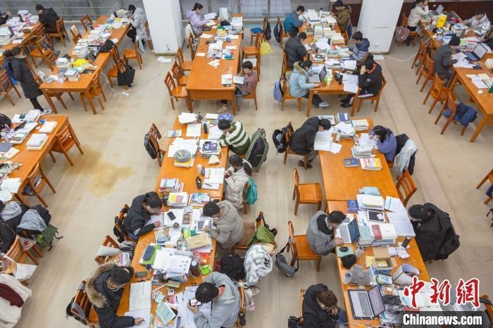 資料圖：南昌大學(xué)圖書館自習(xí)室內(nèi)，考生正在緊張復(fù)習(xí)?！⒘?攝