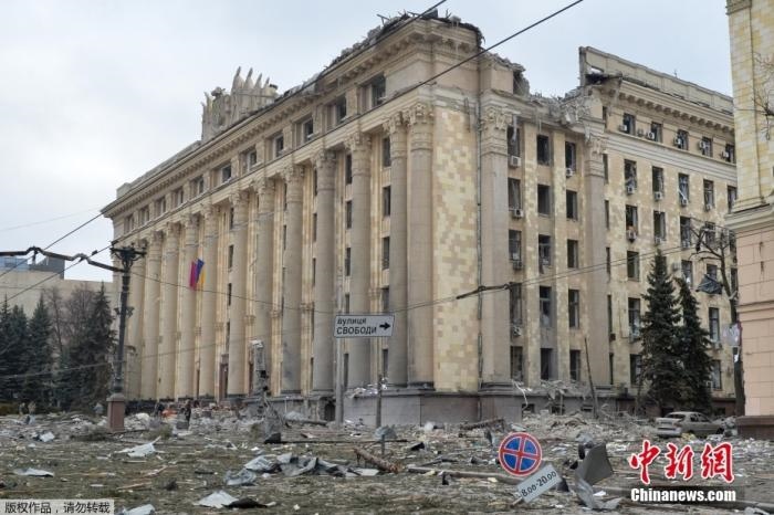 當?shù)貢r間3月1日，烏克蘭哈爾科夫市中心的政府大樓廣場遭到炮擊。