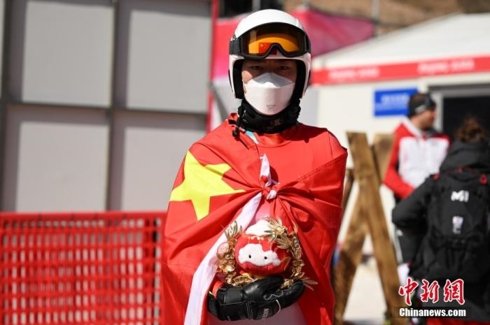 3月6日，中國選手梁景怡在賽后手捧吉祥物。當(dāng)日，北京2022年冬殘奧會(huì)殘奧高山滑雪男子超級(jí)大回轉(zhuǎn)-站姿決賽在國家高山滑雪中心舉行，中國選手梁景怡奪得冠軍。 <a target='_blank' href='/'>中新社</a>記者 劉冉陽 攝 　