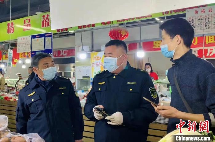 圖為執(zhí)法人員進(jìn)行調(diào)查?！±铈面谩z