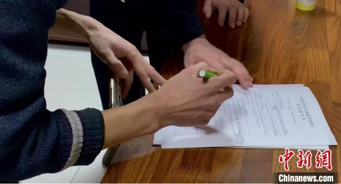 圖為現(xiàn)場下達(dá)詢問通知書?！±铈面?攝