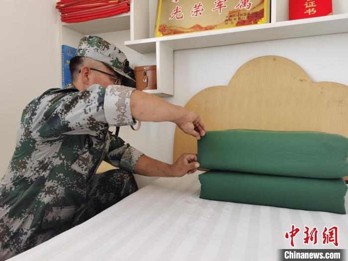 圖為謝寶民以軍人標(biāo)準(zhǔn)要求自己?！∈茉L(fǎng)者供圖