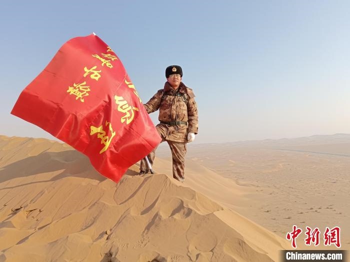 圖為在荒漠中駐守的謝寶民?！∈茉L(fǎng)者供圖