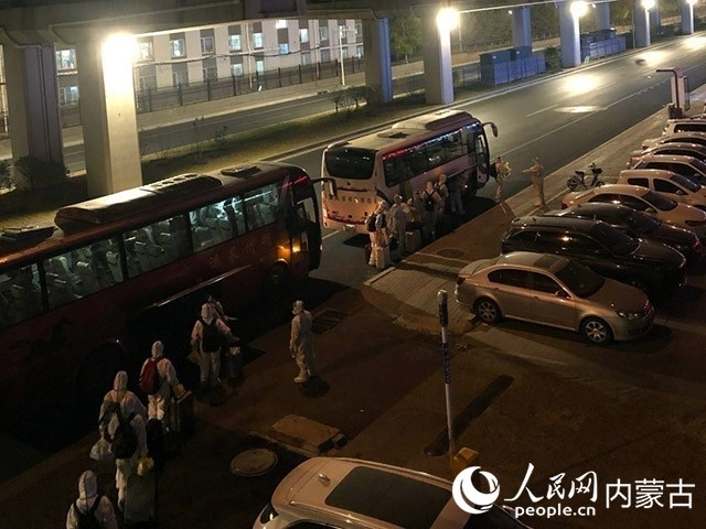 高校學(xué)生有序登車，前往隔離點。內(nèi)蒙古教育廳供圖