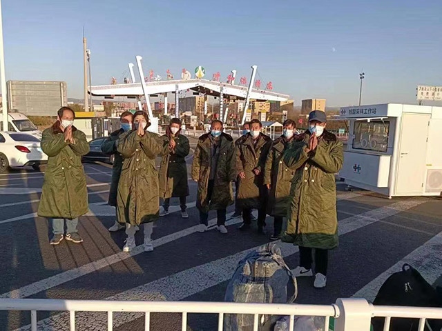 護送農(nóng)民工安全返鄉(xiāng)。賽罕區(qū)民政局供圖