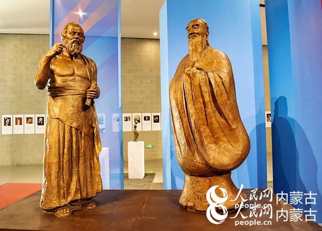 吳為山作品《神遇——孔子與蘇格拉底的對話》。實習(xí)生 楊光攝