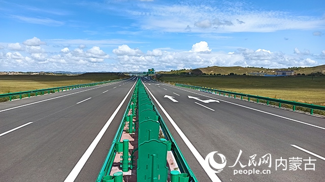 G1611經(jīng)棚至烏蘭布統(tǒng)高速公路項目。人民網(wǎng)記者 趙夢月攝