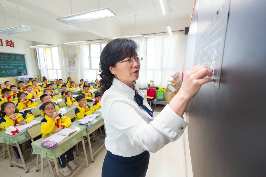 民族路小學(xué)（迎賓校區(qū)），語(yǔ)文老師燕凌云正在帶領(lǐng)同學(xué)們書(shū)寫(xiě)漢字.jpg