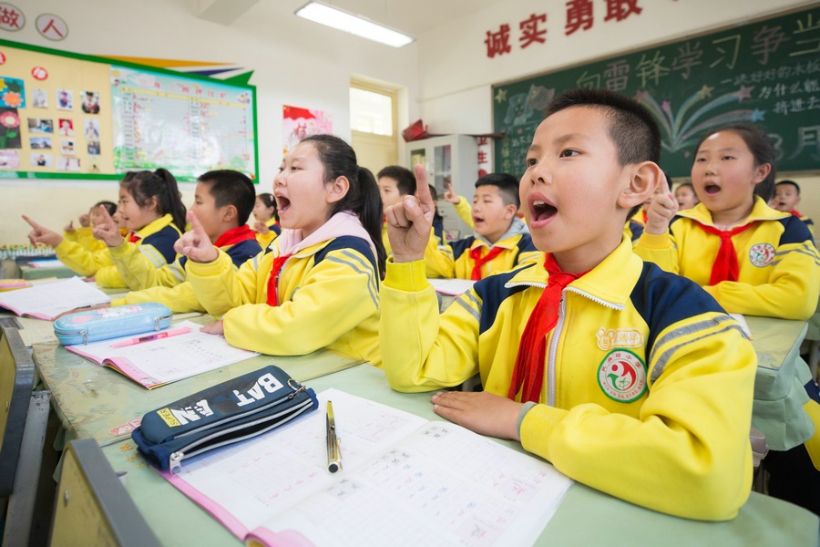 民族路小學(xué)（迎賓校區(qū)），同學(xué)們用手指虛劃筆順掌握字形（1）.jpg