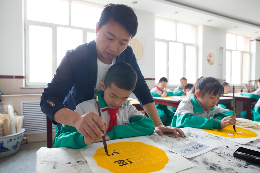 北重一小，書(shū)法老師岳志剛正在指導(dǎo)學(xué)生.jpg