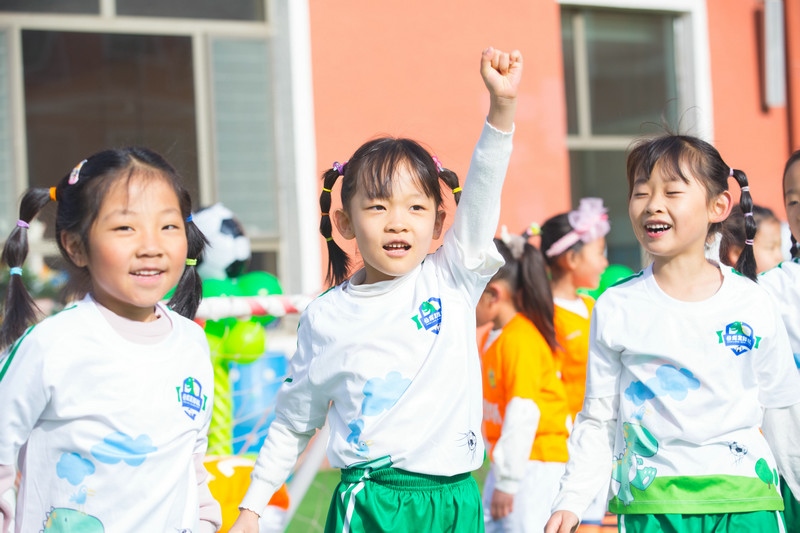 7.趣味比賽中，取得進(jìn)球的孩子正在慶祝.jpg
