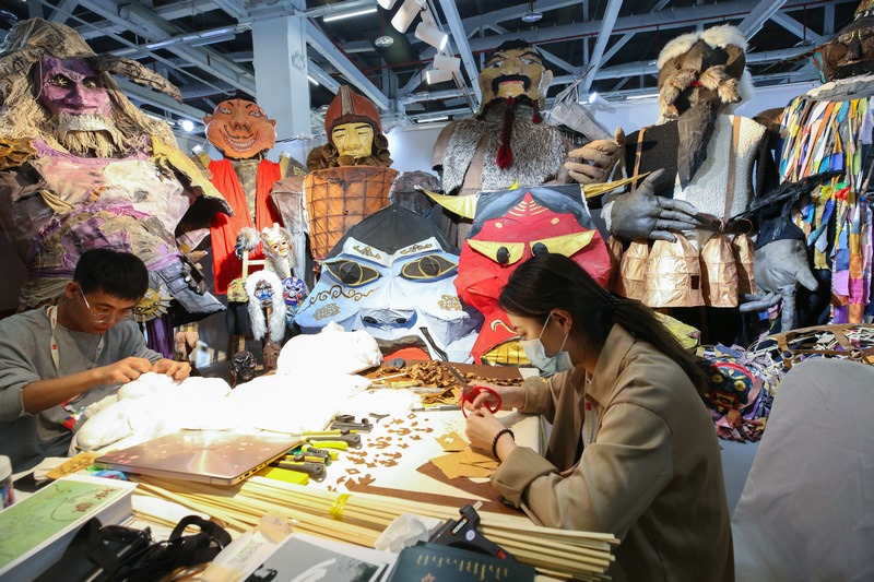 5.烏蘭劇社戲劇創(chuàng)作實踐工作坊，內(nèi)蒙古藝術(shù)學(xué)院學(xué)生現(xiàn)場制作相關(guān)道具.jpg