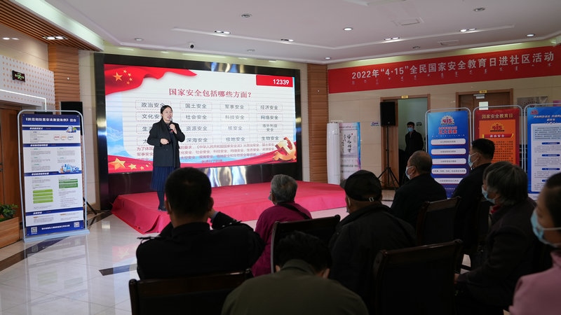 線下聯(lián)合各國家安全委員單位同步開展“國家安全進(jìn)社區(qū)”活動，現(xiàn)場通過以國家安全知識問答為主線，穿插烏蘭牧騎演出、國家安全宣講、發(fā)放國家安全法律法規(guī)讀本等形式，圍繞什么是國家安全、國家安全包含哪些內(nèi)容、如何維護(hù)國家安全等方面，為社區(qū)老百姓開展宣傳宣講，同時作為現(xiàn)場“進(jìn)社區(qū)”活動與線上直播活動連線，把現(xiàn)場熱烈氣氛帶到網(wǎng)絡(luò)，與大家共同分享。 (4)_副本.jpg