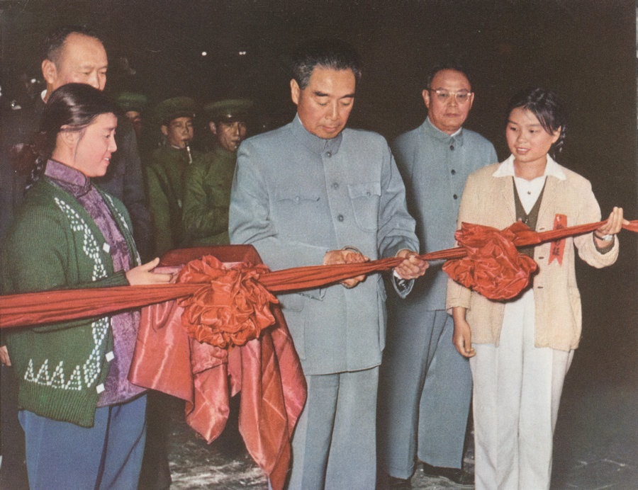 1959年10月15日，周恩來總理親自為包鋼一號高爐出鐵剪彩。.jpg
