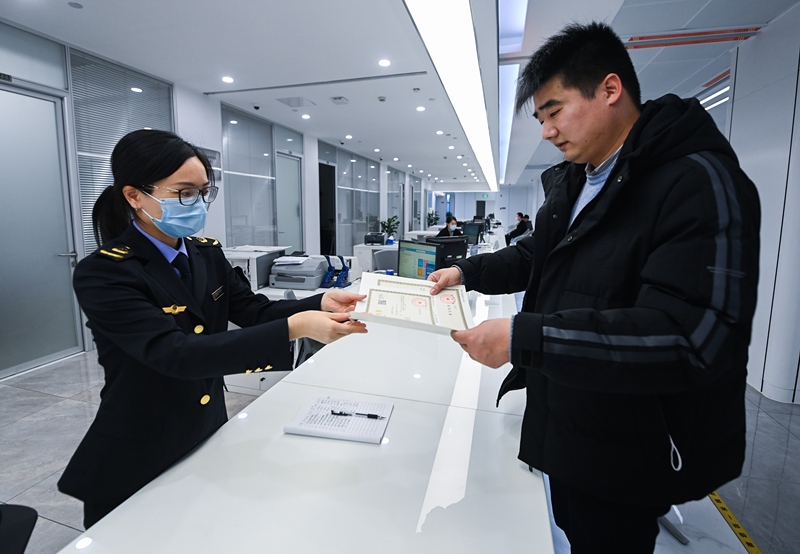 2023年2月8日，浙江省湖州市吳興區(qū)，企業(yè)負責人在中小微企業(yè)一站式服務平臺領取營業(yè)執(zhí)照。