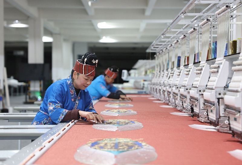 2023年2月13日，貴州省黔東南苗族侗族自治州施秉縣工業(yè)園區(qū)，工人在機繡車間作業(yè)。