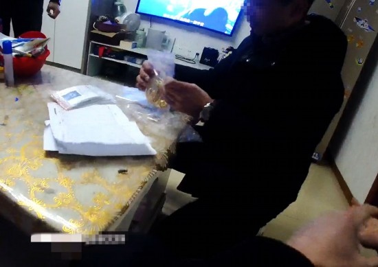 失主對照清單清點黃金等貴重物品。資陽市公安供圖