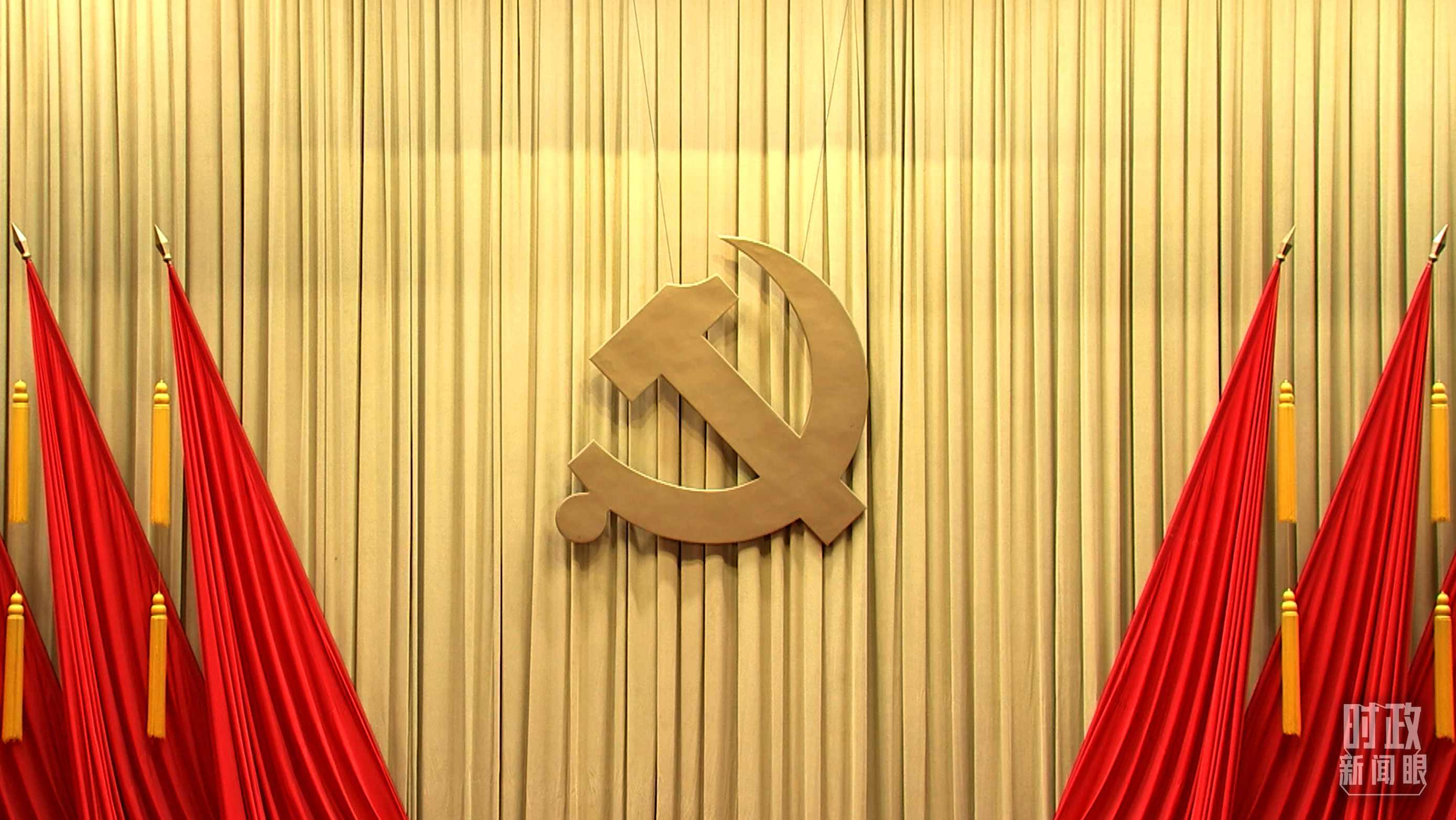 △會(huì)場(chǎng)上莊嚴(yán)的黨徽。（總臺(tái)央視記者郭鴻拍攝）