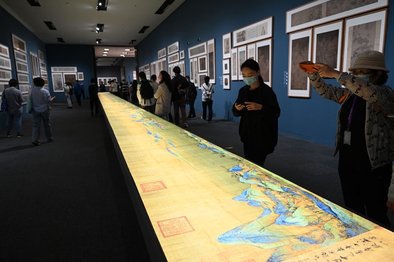 參觀者在中國國家博物館的“盛世修典——‘中國歷代繪畫大系’成果展”上觀看放大兩倍的《千里江山圖》燈光特效圖（2022年9月29日攝）。