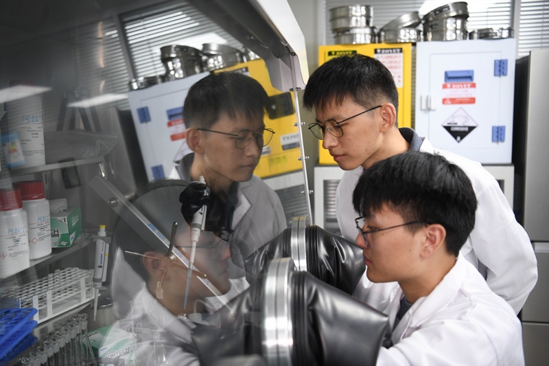 2022年10月19日，中國科學(xué)技術(shù)大學(xué)地球和空間科學(xué)學(xué)院研究員、青年教師郝記華（后）在實(shí)驗(yàn)室與學(xué)生交流。