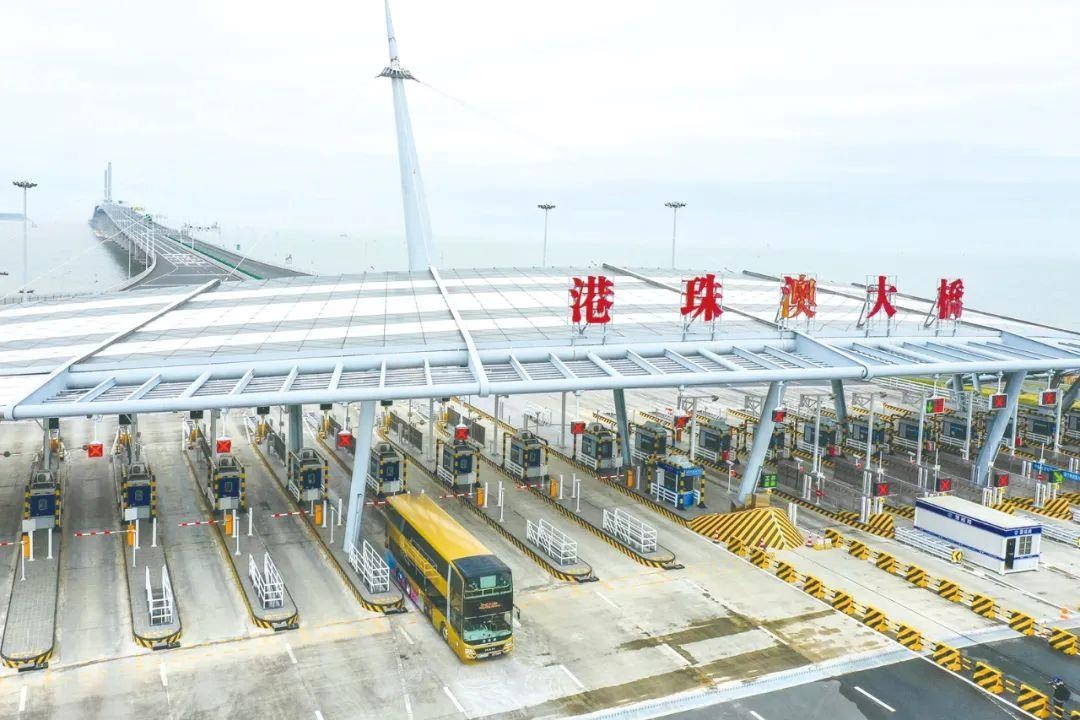 △一輛從香港開(kāi)往珠海的港珠澳大橋穿梭巴士入境珠海。