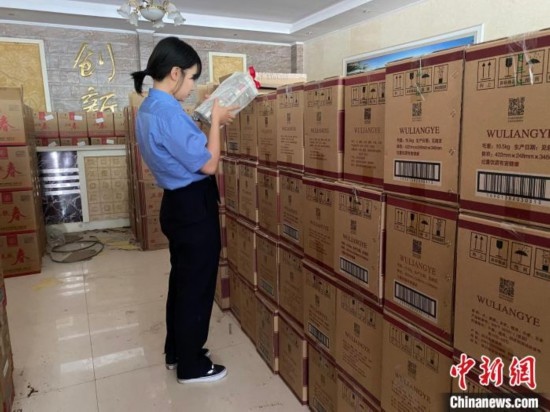 資料圖為檢察人員核對(duì)查獲的假冒品牌白酒。青海省人民檢察院供圖