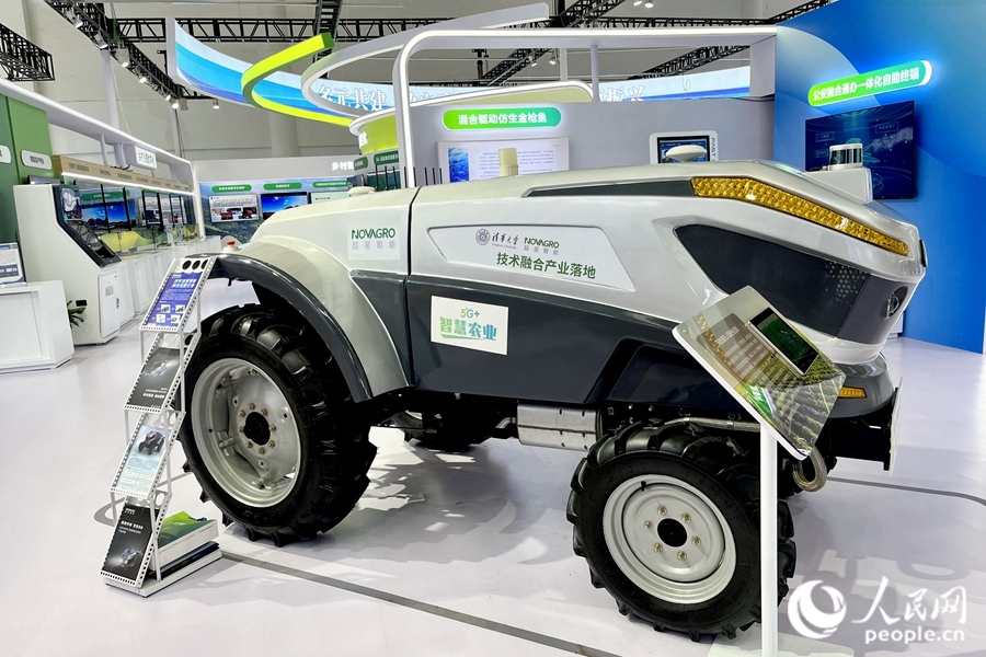 通過(guò)手機(jī)，就能指揮新能源無(wú)人駕駛拖拉機(jī)在田里作業(yè)。人民網(wǎng) 錢(qián)嘉禾攝