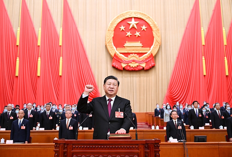 2023年3月10日，十四屆全國(guó)人大一次會(huì)議在北京人民大會(huì)堂舉行第三次全體會(huì)議。習(xí)近平全票當(dāng)選為中華人民共和國(guó)主席、中華人民共和國(guó)中央軍事委員會(huì)主席。這是習(xí)近平進(jìn)行憲法宣誓。
