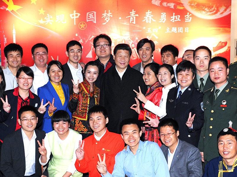 2013年5月4日，習(xí)近平總書記來到中國(guó)航天科技集團(tuán)公司中國(guó)空間技術(shù)研究院，同各界優(yōu)秀青年代表座談并發(fā)表重要講話。這是座談會(huì)前，習(xí)近平和在展廳參觀的優(yōu)秀青年代表合影。