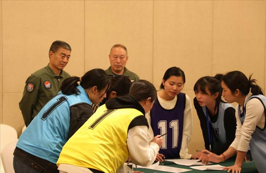 2023年4月4日，參加海軍招飛選拔的學(xué)生在心理選拔環(huán)節(jié)討論發(fā)言，海軍飛行人才心理選拔專家對(duì)參檢學(xué)生進(jìn)行活動(dòng)觀察。